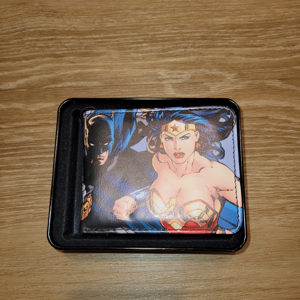 New Buckle-Down Men's Bi-fold Wallet Wonder Woman Batman Flash DC Comics